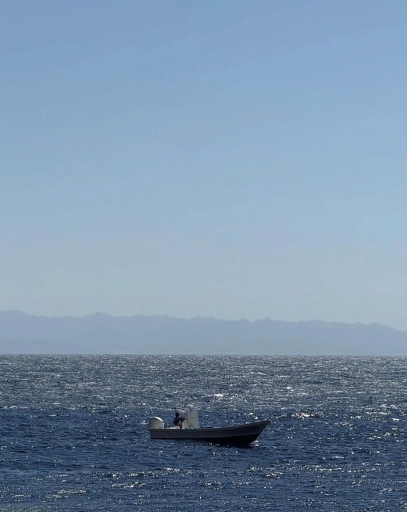 Лодка на Красном море у гор Синая