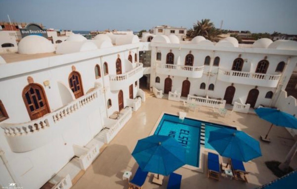 Внутренний двор El Salam Hotel с бассейном и белыми куполами